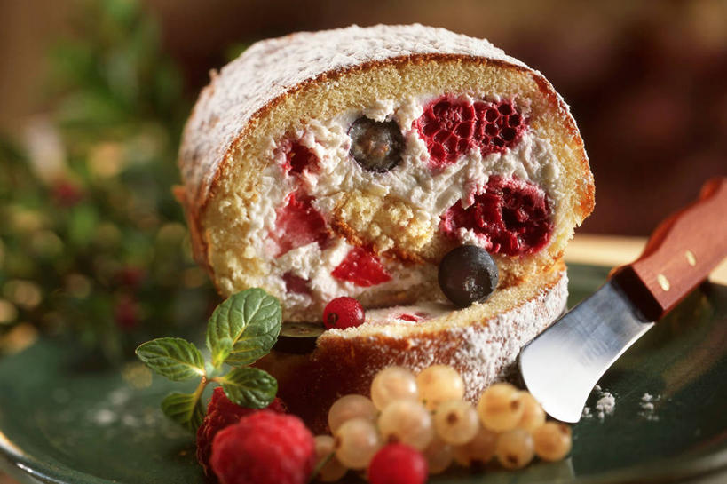 点心,无人,横图,俯视,室内,特写,白天,下午茶,餐桌,桌子,浆果,餐具,水果,叶子,切开,阴影,朦胧,模糊,新鲜,装饰,反射,碟子,工具,盘,影子,灯笼果,生食,食品,果实,绿叶,刀具,食物,糕点,两个,红色,盘子,碟,刀,切,嫩叶,有机食品,绿色食品,餐台,华丽,修饰,点缀,配菜,餐刀,蛋糕卷,剖面,红醋栗,切面,海绵蛋糕,瑞士卷,衬托,美观,雅致,雅观,戚风蛋糕,叶,叶片,醋栗,彩图,高角度拍摄,蛋糕