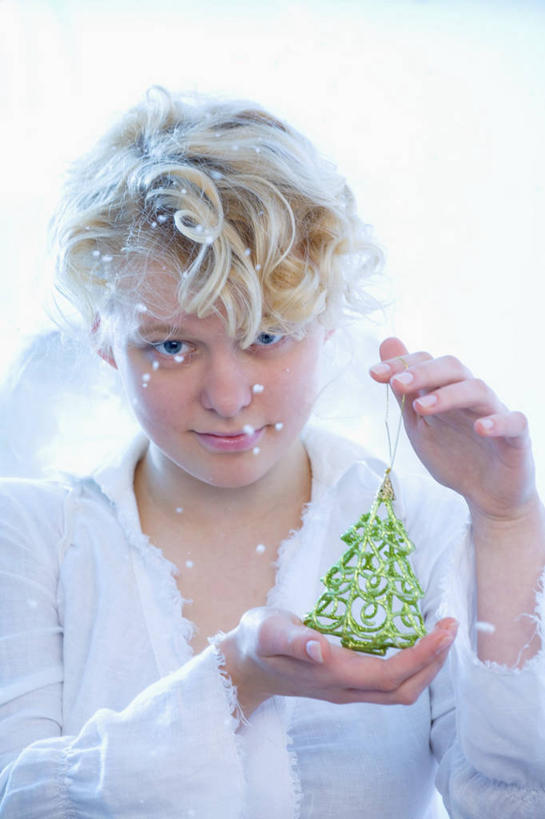 西方人,儿童,一个人,站,笑,微笑,竖图,室内,白天,正面,纯洁,植物,欧洲,圣诞节,欧洲人,仅一个女性,仅一个人,握,服装,节日,朦胧,模糊,庆祝,装饰,圣诞树,拿,拿着,注视,休闲装,文化,树,树木,小孩,衣服,绿色,自然,观察,看,站着,仅一个小孩,庆典,休闲,休闲服,可爱,童年,童趣,握着,服饰,生长,成长,观看,纪念,华丽,修饰,点缀,察看,关注,童真,烂漫,无邪,衬托,美观,雅致,雅观,天真,女孩,女人,女性,白种人,孩子,站立,半身,彩图,女生