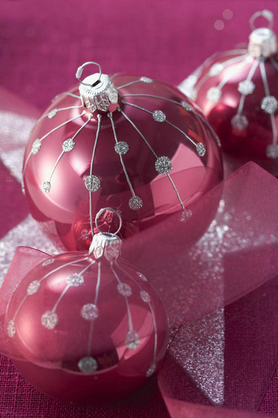 无人,竖图,俯视,室内,特写,白天,餐桌,桌子,静物,圣诞节,阴影,节日,庆祝,装饰,反射,挂饰,丝绸,丝带,影子,缎带,圣诞球,文化,绸带,球,紫色,庆典,球体,摄影,影棚,餐台,纪念,华丽,修饰,点缀,衬托,美观,雅致,雅观,彩图,高角度拍摄,影棚拍摄,拍摄