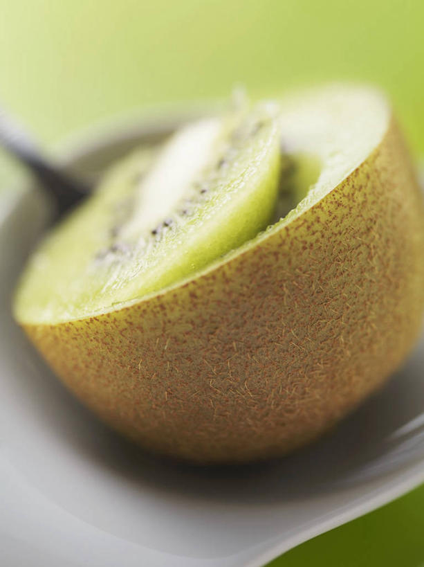 无人,竖图,俯视,室内,特写,白天,餐桌,桌子,猕猴桃,水果,切开,阴影,朦胧,模糊,新鲜,反射,影子,勺子,陶瓷,生食,食品,褐色,果实,陶瓷制品,半个,食物,两个,绿色,容器,调羹,汤匙,碗,切,一半,有机食品,绿色食品,餐台,储藏,储存,剖面,切面,奇异果,猕猴梨,彩图,高角度拍摄,贮存