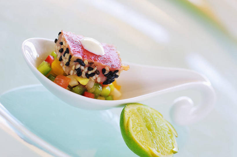 无人,横图,俯视,室内,特写,白天,餐桌,桌子,芒果,水果,一堆,阴影,堆叠,堆积,新鲜,反射,影子,勺子,肉,生食,鱼肉,沙拉,食品,果实,鲔鱼,色拉,金枪鱼,沙律,水果沙拉,肉类,食物,一个,调羹,汤匙,酪梨,鳄梨,有机食品,绿色食品,单个,餐台,色拉酱,堆,油梨,吞拿鱼,千岛酱,肉食,樟梨,望果,牛油果,蜜望,檬果,闷果,漭果,杧果,庵波罗果,彩图,高角度拍摄