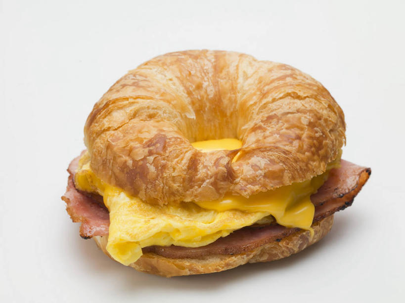 点心,面包,无人,横图,俯视,室内,特写,白天,白色背景,烹饪,西餐,餐桌,桌子,阴影,反射,影子,蛋,鸡蛋,肉,三明治,料理,食品,面点,羊角面包,猪肉,菜肴,美食,肉类,食物,糕点,一个,快餐,牛角面包,西式,摄影,佳肴,影棚,单个,餐台,肉食,西式快餐,三文治,豚肉,草鸡蛋,卵,彩图,高角度拍摄,影棚拍摄,拍摄