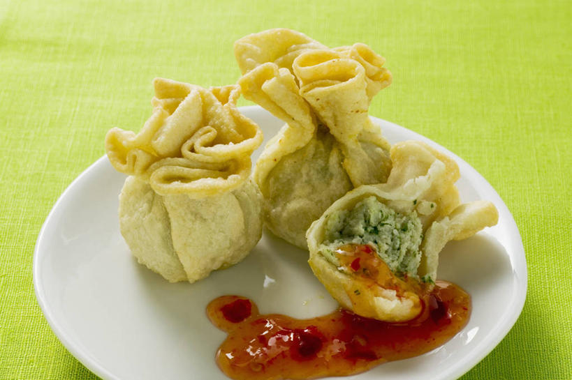 点心,馄饨,面食,无人,横图,俯视,室内,特写,白天,餐桌,桌子,餐具,绿色背景,阴影,反射,碟子,盘,影子,调料,酱料,酱汁,油炸,佐料,料理,食品,面点,调味品,调味料,酱,美食,食物,三个,一个,盘子,碟,中式,摄影,影棚,单个,餐台,扁肉,彩图,高角度拍摄,影棚拍摄,拍摄,炸馄饨