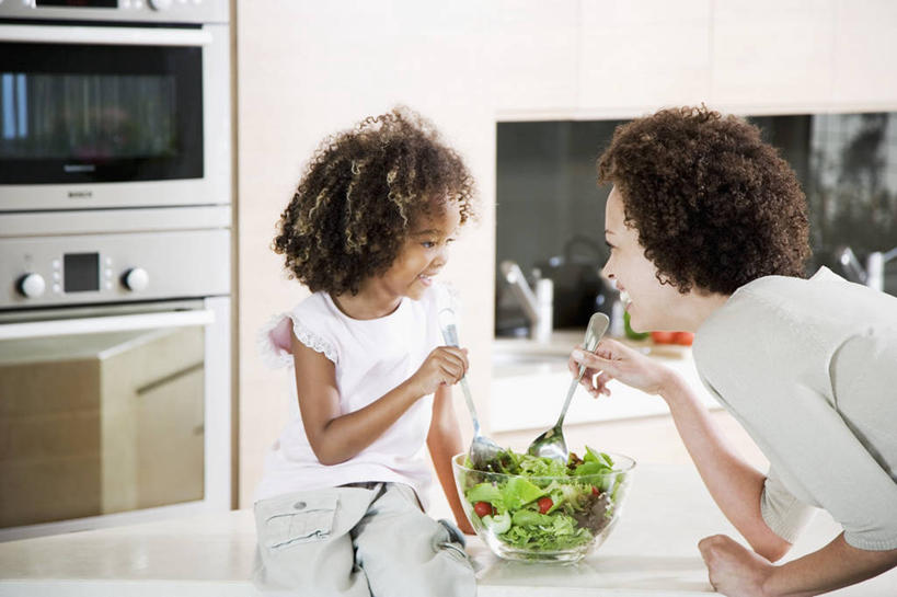 西方人,儿童,两个人,家庭,母亲,女儿,站,坐,笑,微笑,露齿笑,横图,室内,白天,正面,烹饪,纯洁,餐桌,桌子,蔬菜,餐具,厨具,玻璃,欧洲,非洲,黑人,欧洲人,一堆,弯腰,握,堆叠,堆积,服装,新鲜,叉子,电器,烤炉,烤箱,墙,生食,蔬菜沙拉,沙拉,食品,拿,拿着,注视,休闲装,色拉,沙律,相视,墙壁,墙面,玻璃制品,食物,小孩,衣服,容器,碗,观察,看,站着,休闲,温暖,温馨,母女,一家人,面对面,休闲服,可爱,母爱,童年,童趣,握着,服饰,有机食品,绿色食品,餐台,观看,色拉酱,储藏,堆,对视,和睦,察看,家电,家用电器,互视,储存,关注,千岛酱,相对,炊具,童真,烂漫,无邪,烹饪用具,餐叉,相看,弯身,天真,年轻女性,女孩,女人,女性,非洲人,孩子,年轻人,进餐用具,烹调用具,烹调,站立,坐着,半身,彩图,融洽,贮存,小家电,女生