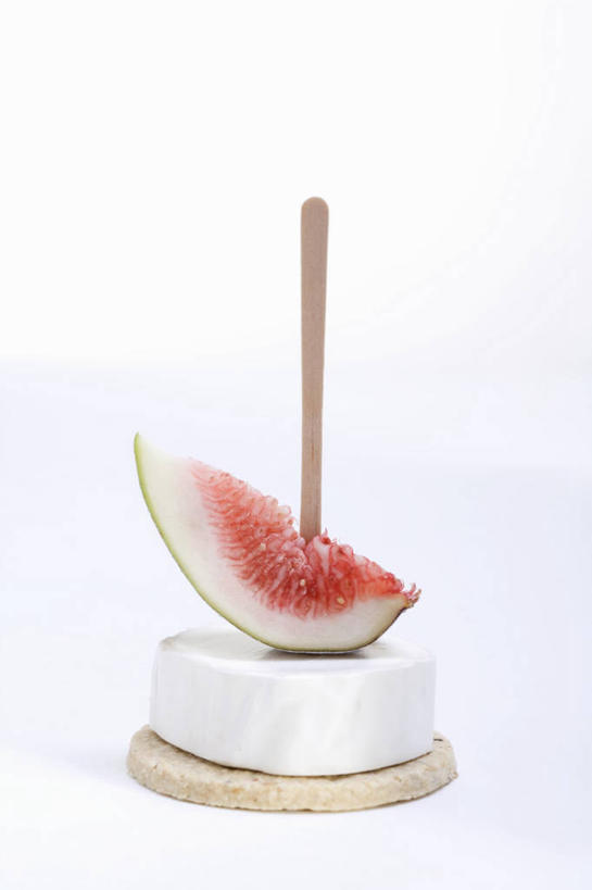 点心,无人,竖图,俯视,室内,特写,白天,白色背景,餐桌,桌子,无花果,水果,一块,切开,阴影,新鲜,反射,影子,生食,食品,果实,竹签,食物,红色,饼干,零食,切,摄影,有机食品,绿色食品,影棚,餐台,剖面,切面,取食签,映日果,树地瓜,奶浆果,蜜果,彩图,高角度拍摄,影棚拍摄,拍摄