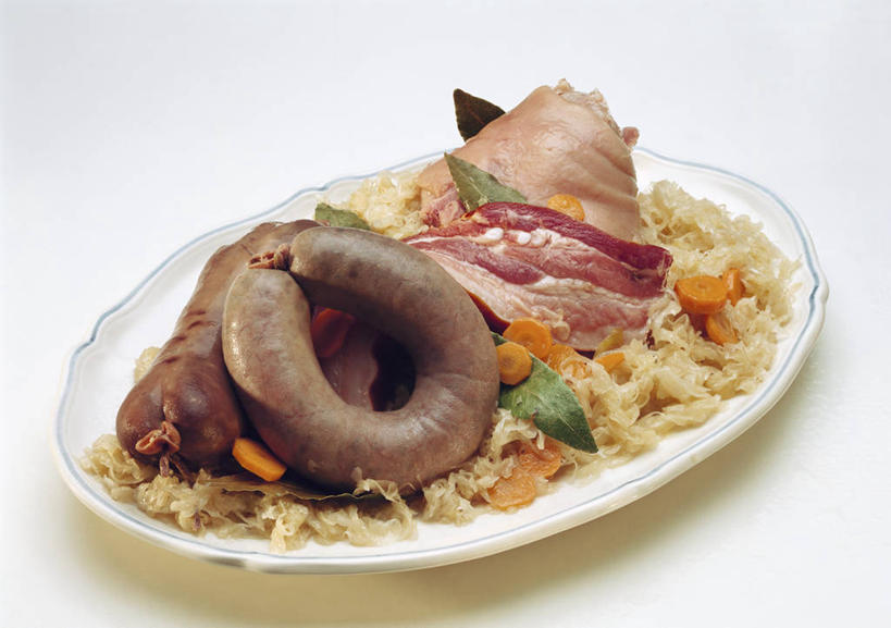 泡菜,无人,横图,俯视,室内,特写,白天,白色背景,餐桌,桌子,蔬菜,椰菜,卷心菜,餐具,一堆,阴影,堆叠,堆积,新鲜,反射,碟子,盘,影子,香肠,食品,腊肠,食物,一个,盘子,碟,甘蓝,摄影,有机食品,绿色食品,影棚,单个,餐台,堆,德式香肠,结球甘蓝,甘兰,包心菜,彩图,高角度拍摄,影棚拍摄,拍摄