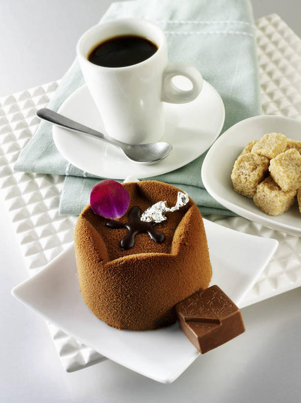 点心,咖啡,无人,竖图,俯视,室内,特写,白天,下午茶,幸福,餐桌,桌子,杯子,餐具,五个,许多,阴影,反射,瓷器,碟子,盘,影子,勺子,调料,食品,糖,糖果,甜点,甜品,咖啡杯,陶瓷制品,调味品,一杯,调味料,娱乐,巧克力蛋糕,方糖,食物,糕点,饮料,盘子,调羹,碟,汤匙,甜食,巧克力,享受,休闲,温馨,放松,乐趣,餐台,朱古力,提神,舒适,瓷杯,醒脑,软饮料,半方糖,白方糖,彩图,高角度拍摄,蛋糕