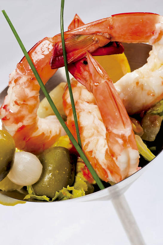 海鲜,无人,竖图,俯视,室内,特写,白天,白色背景,餐桌,桌子,橄榄,水果,一堆,阴影,堆叠,堆积,新鲜,反射,影子,陶瓷,生食,虾,沙拉,食品,果实,陶瓷制品,色拉,水产,沙律,水果沙拉,大虾,海洋生物,食物,一个,容器,碗,摄影,有机食品,绿色食品,影棚,对虾,单个,餐台,色拉酱,储藏,堆,储存,水生动物,海产品,千岛酱,水生物,海底动物,斑节虾,东方对虾,中国对虾,青果,白榄,彩图,高角度拍摄,影棚拍摄,拍摄,贮存