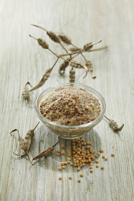 芥末,无人,竖图,俯视,室内,特写,白天,餐桌,桌子,叶子,玻璃,一堆,许多,阴影,堆叠,堆积,反射,影子,调味,香料,佐料,绿叶,玻璃制品,容器,碗,餐台,储藏,堆,配料,储存,山葵,作料,泽山葵,溪山葵,芥子末,山嵛菜,芥辣粉,哇沙比,辣根,叶,叶片,叶脉,彩图,高角度拍摄,贮存