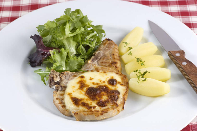 无人,横图,俯视,室内,特写,白天,烹饪,西餐,餐桌,桌子,蔬菜,土豆,餐具,一把,阴影,新鲜,反射,布料,碟子,方格,格子,工具,盘,影子,肉,料理,食品,刀具,布纹,猪肉,菜肴,美食,肉类,桌布,食物,红色,白色,盘子,餐巾,碟,台布,刀,西式,佳肴,有机食品,绿色食品,餐台,餐刀,肉食,豚肉,馍馍蛋,洋芋,山药蛋,马铃薯,彩图,高角度拍摄