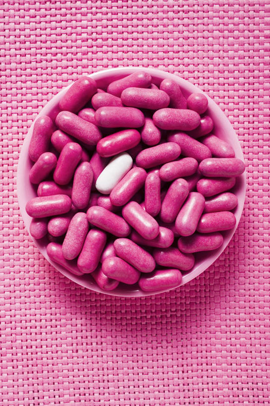 无人,竖图,俯视,室内,特写,白天,餐桌,桌子,一堆,许多,阴影,堆叠,堆积,粉色背景,反射,布料,影子,陶瓷,食品,糖,糖果,甜点,甜品,陶瓷制品,布纹,桌布,食物,粉色,白色,餐巾,容器,台布,碗,甜食,摄影,影棚,餐台,储藏,堆,储存,硬糖,彩图,高角度拍摄,影棚拍摄,拍摄,贮存