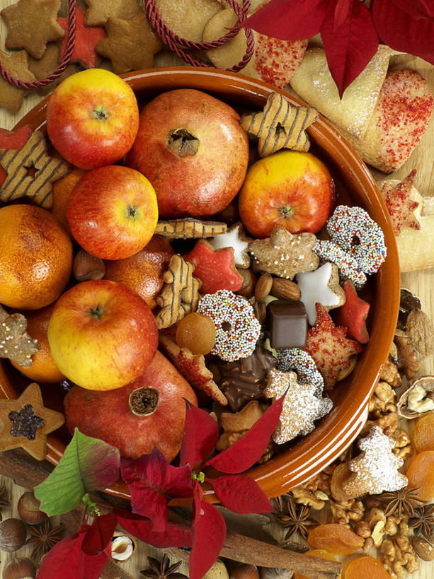 无人,竖图,俯视,室内,特写,白天,餐桌,桌子,苹果,柑橘,石榴,水果,圣诞节,一堆,许多,阴影,堆叠,堆积,节日,庆祝,新鲜,盛开,反射,影子,生食,食品,糖,糖果,甜点,甜品,果实,圣诞红,一品红,花蕾,文化,花,花瓣,花朵,鲜花,食物,果酱,甜食,花苞,花蕊,圣诞花,庆典,猩猩木,有机食品,绿色食品,餐台,纪念,绿洲,堆,硬糖,果子酱,涂林,若榴,橘子,桔子,金罂,金庞,丹若,橙子,橙,安石榴,彩图,高角度拍摄