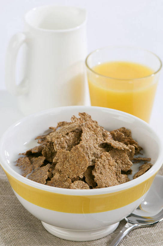 果汁,牛奶,无人,竖图,俯视,室内,特写,白天,白色背景,早餐,餐桌,桌子,柑橘,杯子,一堆,许多,阴影,堆叠,堆积,朦胧,模糊,反射,影子,勺子,陶瓷,谷物,橙汁,食品,陶瓷制品,饮品,一杯,营养,美食,饮食,玻璃制品,饮料,容器,水杯,调羹,汤匙,碗,保健,摄影,影棚,餐台,储藏,堆,麦片,乳制品,奶,牛乳,储存,可口,安神,适口,玻璃杯,橘子,桔子,橙子,橙,彩图,高角度拍摄,影棚拍摄,拍摄,贮存