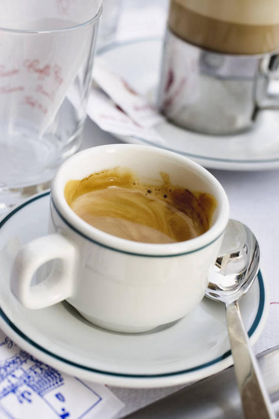 咖啡,无人,竖图,俯视,室内,特写,白天,幸福,餐桌,桌子,杯子,餐具,阴影,朦胧,模糊,反射,瓷器,碟子,盘,影子,咖啡杯,陶瓷制品,两杯,娱乐,饮料,白色,盘子,碟,享受,休闲,温馨,放松,乐趣,餐台,提神,舒适,瓷杯,醒脑,软饮料,彩图,高角度拍摄