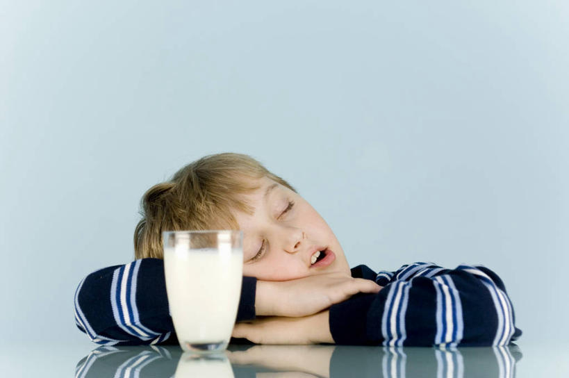 牛奶,西方人,儿童,一个人,闭眼,睡,横图,室内,白天,正面,毛衣,纯洁,餐桌,桌子,杯子,欧洲,欧洲人,仅一个男性,仅一个人,阴影,蓝色背景,反射,影子,饮品,一杯,营养,玻璃制品,饮料,小孩,水杯,趴着,张嘴,仅一个小孩,可爱,童年,童趣,摄影,影棚,餐台,乳制品,奶,牛乳,线衫,张大嘴巴,童真,烂漫,无邪,安神,天真,男孩,男人,男性,白种人,孩子,玻璃杯,张开嘴,闭眼睛,闭着眼,闭着眼睛,困,困觉,趴,寝息,睡觉,半身,彩图,影棚拍摄,绒衣,套衫,套头毛衣,线衣,拍摄,男生