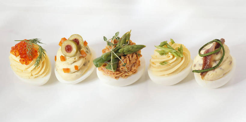 无人,横图,俯视,室内,特写,白天,白色背景,餐桌,桌子,蔬菜,复活节,五个,一排,许多,阴影,节日,庆祝,新鲜,整齐,反射,影子,蛋,调料,鸡蛋,酱料,酱汁,鱼卵,佐料,食品,调味品,鱼籽,调味料,文化,酱,食物,排列,庆典,摄影,有机食品,绿色食品,影棚,餐台,纪念,队列,卵,彩图,高角度拍摄,影棚拍摄,拍摄