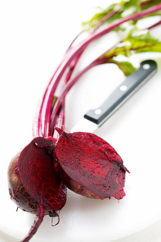 无人,竖图,俯视,室内,特写,白天,白色背景,餐桌,桌子,蔬菜,叶子,金属制品,一把,切开,阴影,朦胧,模糊,新鲜,反射,金属,工具,影子,食品,绿叶,刀具,食物,两个,刀,切,嫩叶,摄影,有机食品,绿色食品,影棚,餐台,菜刀,横截面,剖面,切面,根甜菜,红菜头,甜菜根,菾菜,紫菜头,糖萝卜,切菜刀,截面,截面图形,叶,叶片,彩图,高角度拍摄,影棚拍摄,拍摄