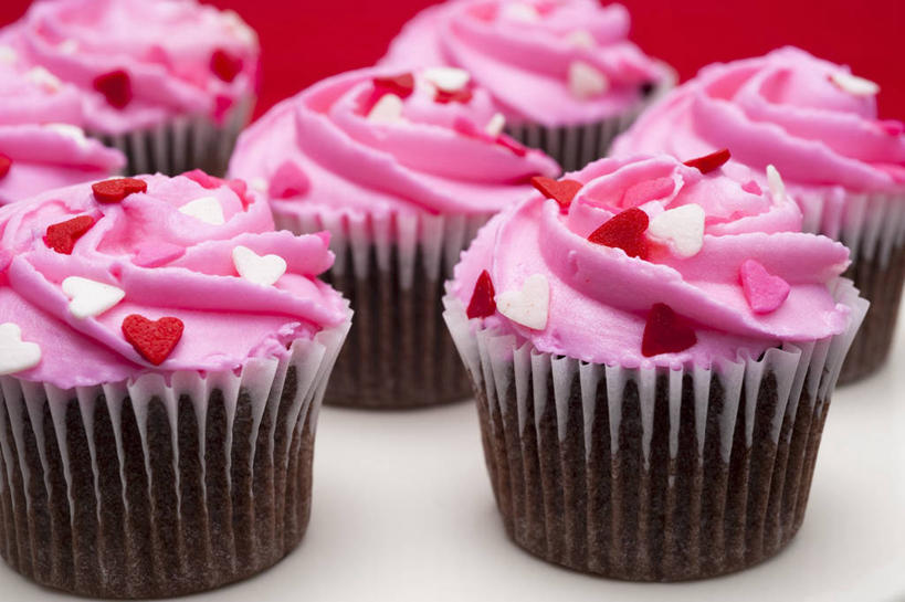 点心,无人,横图,俯视,室内,特写,白天,爱情,下午茶,餐桌,桌子,许多,阴影,红色背景,爱心,朦胧,模糊,装饰,反射,影子,食品,褐色,浪漫,食物,糕点,排列,温暖,温馨,心形,恩爱,摄影,影棚,餐台,纸托,华丽,修饰,点缀,和睦,衬托,美观,雅致,雅观,摆列,纸杯蛋糕,纸托蛋糕,蛋糕托,蛋糕托纸,蛋糕纸托,心型,彩图,高角度拍摄,影棚拍摄,拍摄,布列,分列,融洽,蛋糕