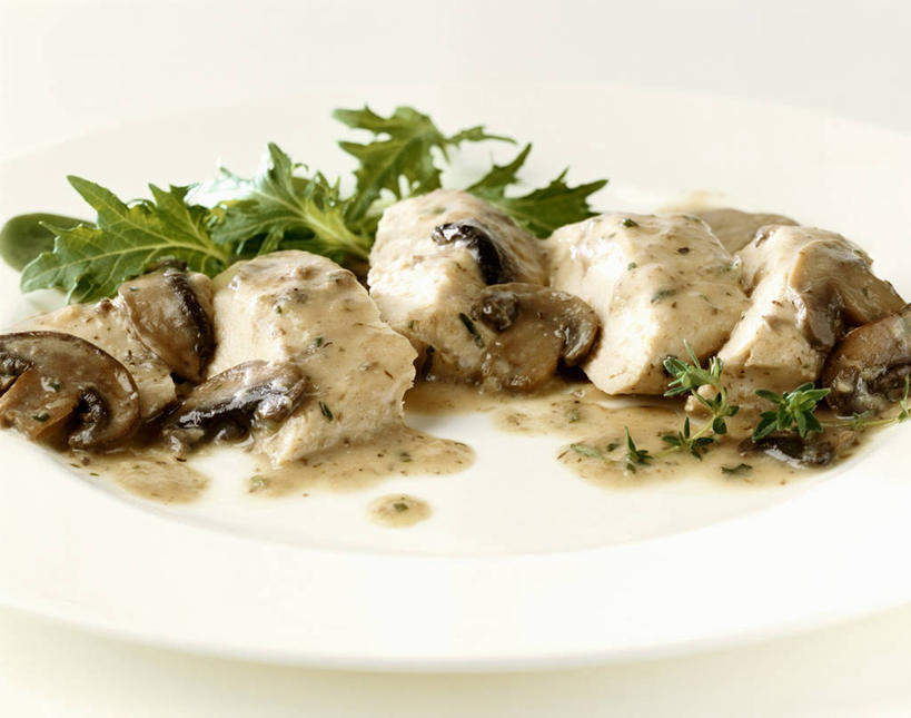 无人,横图,俯视,室内,特写,白天,白色背景,烹饪,西餐,餐桌,桌子,蔬菜,餐具,阴影,朦胧,模糊,新鲜,反射,碟子,盘,影子,菌菇,蘑菇,调料,鸡肉,酱料,酱汁,肉,佐料,料理,食品,调味品,调味料,菌类,酱,菜肴,美食,肉类,食物,一个,白色,盘子,碟,食用菌,西式,摄影,佳肴,有机食品,绿色食品,影棚,单个,餐台,肉食,芝麻菜,德国芥菜,火箭生莱,芸芥,芝麻叶,紫花南芥,彩图,高角度拍摄,影棚拍摄,拍摄