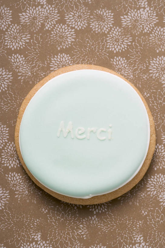 点心,无人,竖图,俯视,室内,特写,白天,餐桌,桌子,一块,阴影,反射,英文,标志,文字,影子,字符,字母,食品,曲奇,标识,食物,饼干,零食,餐台,英文字母,曲奇饼,曲奇饼干,彩图,高角度拍摄