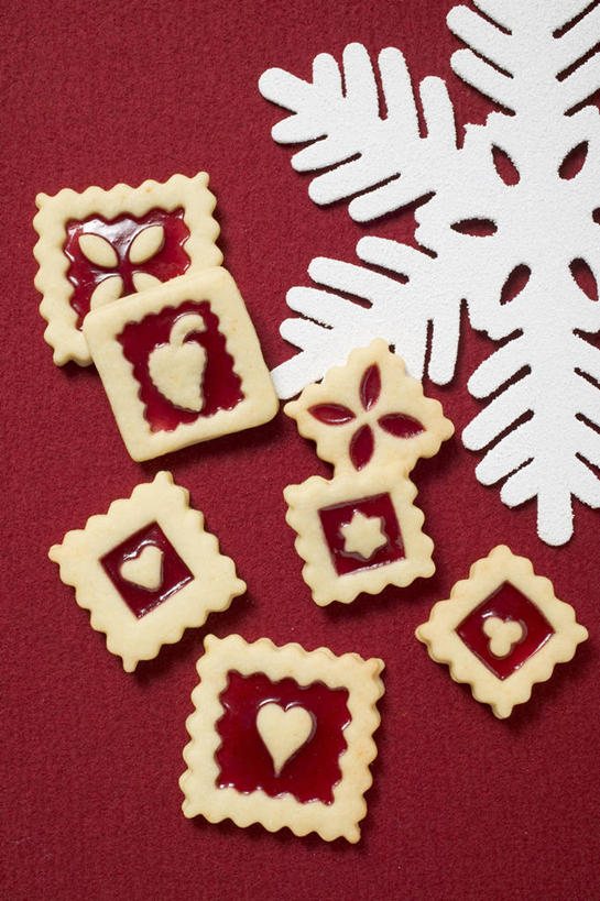 点心,无人,竖图,俯视,室内,特写,白天,餐桌,桌子,圣诞节,许多,阴影,红色背景,节日,庆祝,装饰,反射,影子,雪花,食品,曲奇,文化,食物,排列,饼干,果酱,零食,庆典,摄影,影棚,餐台,纪念,华丽,修饰,点缀,曲奇饼,曲奇饼干,衬托,美观,雅致,雅观,果子酱,摆列,彩图,高角度拍摄,影棚拍摄,拍摄,布列,分列