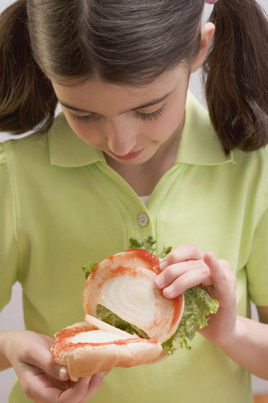 西方人,儿童,一个人,站,竖图,室内,白天,白色背景,正面,烹饪,西餐,纯洁,餐桌,桌子,蔬菜,欧洲,欧洲人,仅一个女性,仅一个人,阴影,服装,新鲜,反射,影子,生菜,莴苣,肉,汉堡,料理,食品,注视,休闲装,菜肴,美食,肉类,食物,一个,小孩,衣服,绿色,快餐,打开,低头,翻开,观察,看,站着,仅一个小孩,休闲,休闲服,可爱,童年,童趣,西式,摄影,服饰,佳肴,有机食品,绿色食品,影棚,单个,餐台,观看,察看,关注,肉食,童真,西式快餐,垃圾食品,烂漫,无邪,春菜,鹅仔菜,莴仔菜,千金菜,叶用莴苣,天真,女孩,女人,女性,白种人,孩子,站立,半身,彩图,影棚拍摄,拍摄,女生