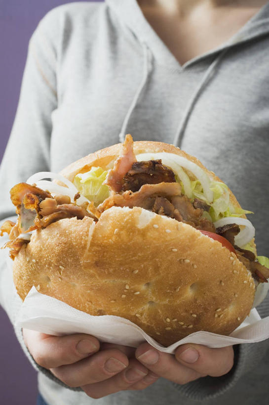 点心,面包,西方人,一个人,站,捧,竖图,室内,特写,白天,正面,烹饪,西餐,餐桌,生活用品,桌子,蔬菜,欧洲,欧洲人,仅一个年轻女性,仅一个女性,仅一个人,阴影,紫色背景,服装,新鲜,反射,影子,纸,肉,汉堡,料理,食品,面点,休闲装,菜肴,美食,肉类,食物,糕点,一个,衣服,纸巾,日用品,快餐,站着,休闲,休闲服,连帽衫,西式,摄影,服饰,佳肴,有机食品,绿色食品,影棚,单个,餐台,卫生纸,帽衫,肉食,西式快餐,垃圾食品,生活用纸,年轻女性,女人,女性,白种人,端,端着,捧着,手捧,站立,半身,彩图,影棚拍摄,拍摄