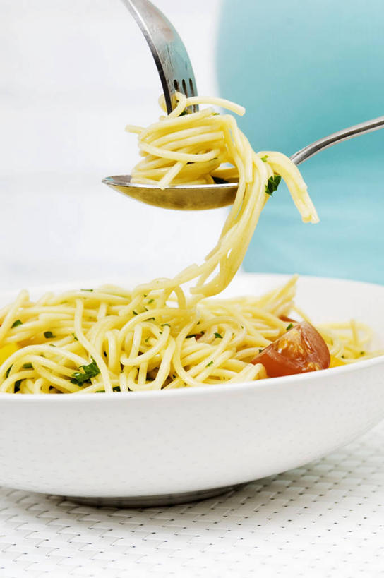 面食,面条,意大利面,无人,竖图,俯视,室内,特写,白天,西餐,餐桌,桌子,辣椒,蔬菜,西红柿,餐具,金属制品,阴影,新鲜,反射,金属,叉子,影子,勺子,陶瓷,面,料理,食品,陶瓷制品,食物,白色,容器,调羹,汤匙,碗,西式,有机食品,绿色食品,餐台,储藏,储存,彩椒,餐叉,辣角,红海椒,大椒,辣虎,广椒,进餐用具,甜椒,柿子椒,辣子,海椒,番茄,番椒,灯笼椒,彩图,高角度拍摄,贮存