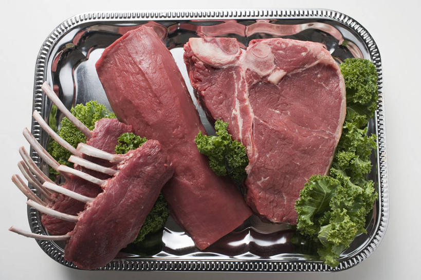 无人,横图,俯视,室内,特写,白天,白色背景,烹饪,西餐,餐桌,桌子,蔬菜,餐具,金属制品,阴影,新鲜,反射,金属,碟子,盘,影子,莴苣,莴笋,肉,生食,羊排,料理,食品,羊肉,菜肴,美食,肉类,食物,红色,盘子,碟,西式,摄影,佳肴,有机食品,绿色食品,影棚,餐台,肉食,香笋,千金菜,彩图,高角度拍摄,影棚拍摄,拍摄