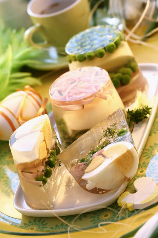 无人,竖图,俯视,室内,特写,白天,烹饪,西餐,植物,餐桌,桌子,蔬菜,餐具,玻璃,阴影,朦胧,模糊,新鲜,反射,碟子,盘,影子,豆类,豆子,豌豆,蛋,鸡蛋,鸡肉,肉,料理,食品,荷兰豆,菜肴,美食,肉类,玻璃制品,食物,盘子,玻璃瓶,瓶子,碟,西式,佳肴,有机食品,绿色食品,餐台,雪豆,肉食,广口瓶,豆科,寒豆,毕豆,麻累,国豆,小寒豆,麦豌豆,卵,彩图,高角度拍摄