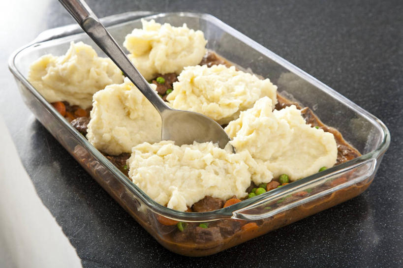 无人,横图,俯视,室内,特写,白天,烹饪,西餐,餐桌,桌子,蔬菜,玻璃,一把,一堆,许多,阴影,堆叠,堆积,新鲜,反射,影子,勺子,料理,食品,土豆泥,菜肴,美食,玻璃制品,食物,容器,调羹,汤匙,碗,西式,摄影,佳肴,有机食品,绿色食品,影棚,褐色背景,餐台,储藏,堆,储存,马铃薯泥,薯蓉,彩图,高角度拍摄,影棚拍摄,拍摄,贮存