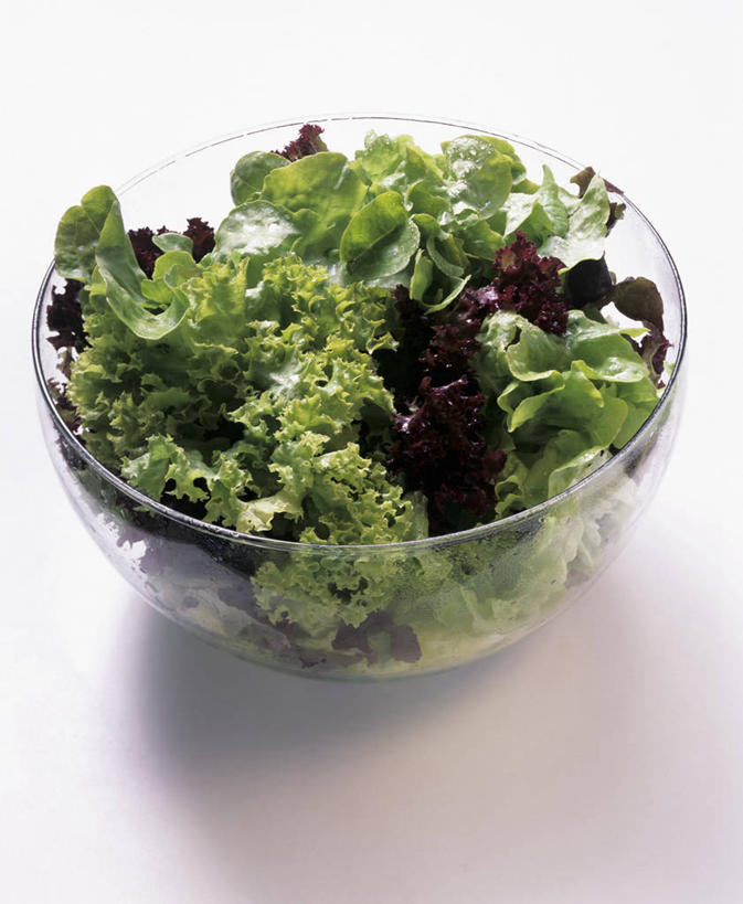 无人,竖图,俯视,室内,特写,白天,白色背景,餐桌,桌子,蔬菜,玻璃,一堆,许多,阴影,堆叠,堆积,新鲜,反射,影子,生菜,莴苣,生食,蔬菜沙拉,沙拉,食品,色拉,沙律,玻璃制品,食物,一个,容器,碗,摄影,有机食品,绿色食品,影棚,单个,餐台,色拉酱,储藏,堆,储存,千岛酱,春菜,鹅仔菜,莴仔菜,千金菜,叶用莴苣,彩图,高角度拍摄,影棚拍摄,拍摄,贮存