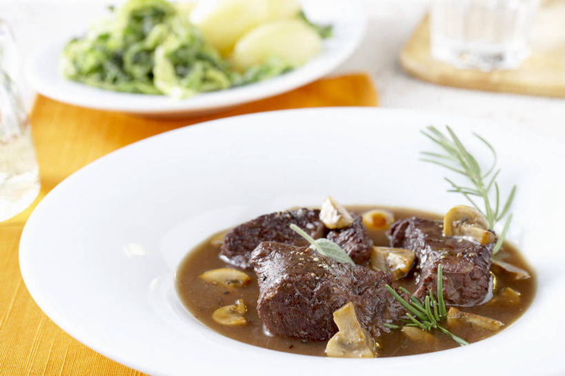 无人,家庭,横图,俯视,室内,特写,白天,烹饪,西餐,智慧,餐桌,桌子,蔬菜,土豆,阴影,朦胧,模糊,新鲜,反射,影子,陶瓷,菌菇,蘑菇,调料,调味,酱料,酱汁,肉,香料,佐料,牛肉,料理,食品,陶瓷制品,调味品,调味料,菌类,酱,菜肴,美食,肉类,食物,白色,容器,碗,食用菌,西式,佳肴,有机食品,绿色食品,餐台,储藏,鼠尾草,配料,储存,肉食,馍馍蛋,作料,理性,洋芋,山药蛋,马铃薯,彩图,高角度拍摄,贮存