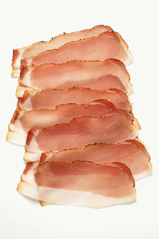 无人,竖图,俯视,室内,特写,白天,白色背景,餐桌,桌子,一排,许多,阴影,整齐,反射,影子,肉,香肠,腊肠,火腿,猪肉,肉类,腌制,排列,摄影,影棚,餐台,队列,横截面,剖面,肉食,豚肉,熏制,火肉,兰熏,猪腿,截面,截面图形,彩图,高角度拍摄,影棚拍摄,拍摄