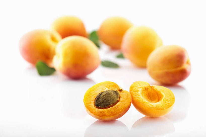 无人,横图,俯视,室内,特写,白天,白色背景,餐桌,桌子,杏,水果,叶子,许多,阴影,朦胧,模糊,新鲜,反射,影子,生食,食品,果实,绿叶,食物,排列,黄色,嫩叶,摄影,有机食品,绿色食品,影棚,餐台,横截面,剖面,杏果,摆列,截面,截面图形,叶,叶片,杏子,彩图,高角度拍摄,影棚拍摄,拍摄,布列,分列