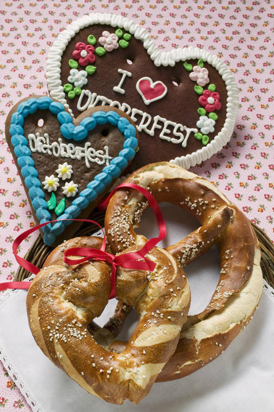 点心,无人,竖图,俯视,室内,特写,白天,餐桌,桌子,圣诞节,阴影,节日,庆祝,装饰,盛开,反射,英文,标志,丝绸,丝带,文字,影子,字符,字母,食品,甜点,缎带,花蕾,文化,标识,绸带,花,花瓣,花朵,鲜花,食物,糕点,红色,饼干,甜食,零食,花苞,花蕊,庆典,餐台,纪念,英文字母,华丽,修饰,点缀,姜饼,衬托,美观,雅致,雅观,德式姜饼,椒盐卷饼,彩图,高角度拍摄