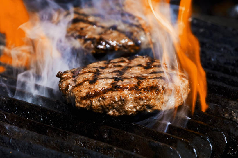 无人,横图,俯视,室内,特写,白天,烧烤,热情,雾,火,两块,阴影,沸腾,朦胧,模糊,反射,蒸汽,火焰,影子,肉,牛肉,烤架,水蒸气,烤肉,燃烧,肉类,铁架,肉食,蒸发,彩图,高角度拍摄