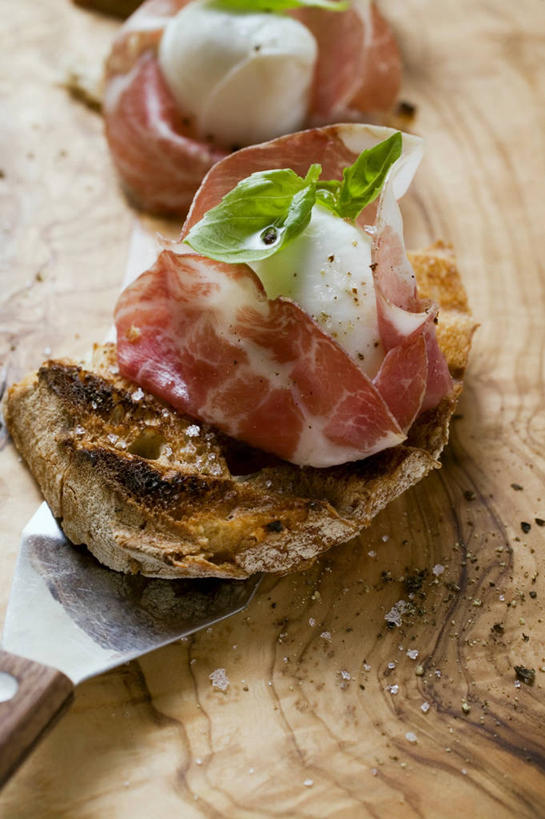 奶酪,无人,竖图,俯视,室内,特写,白天,植物,餐桌,桌子,金属制品,阴影,反射,金属,木制,铲子,影子,肉,香料,干酪,起司,草药,芝士,营养,火腿,猪肉,肉类,中药,腌制,木制品,香草,乳酪,餐台,罗勒,乳制品,紫苏,药材,中草药,发酵,肉食,豚肉,九层塔,圣约瑟夫草,甜罗勒,兰香,中药材,本草,熏制,火肉,兰熏,猪腿,彩图,高角度拍摄