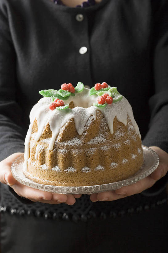 点心,西方人,手,一个人,捧,竖图,室内,特写,白天,正面,衬衫,下午茶,餐具,欧洲,欧洲人,双手,仅一个年轻女性,仅一个女性,仅一个人,一块,阴影,反射,碟子,盘,影子,核桃,食品,坚果,果实,食物,糕点,一个,黑色,盘子,碟,干果,手部,单个,胡桃,羌桃,年轻女性,女人,女性,白种人,端,端着,捧着,手捧,半身,彩图,衬衣,蛋糕