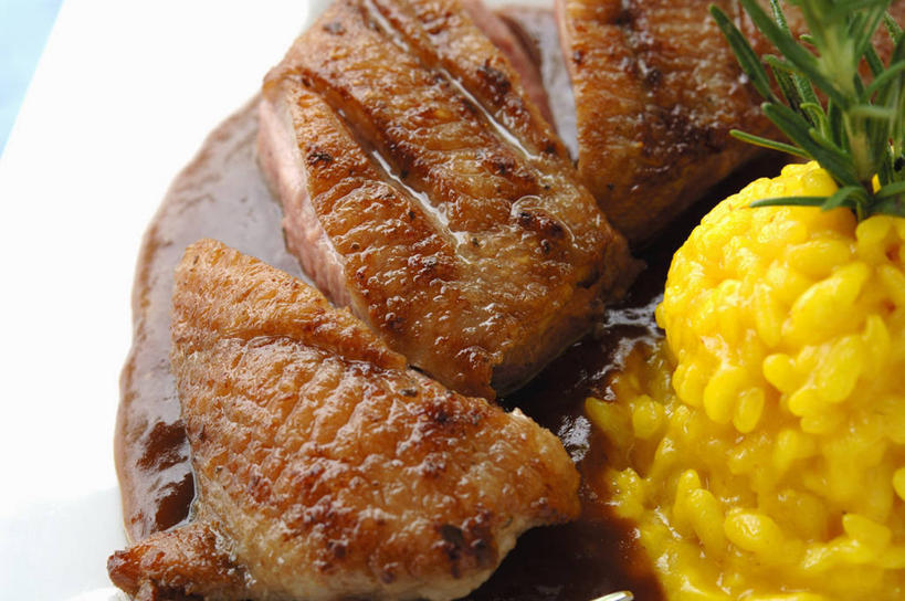 无人,横图,俯视,室内,特写,白天,烹饪,西餐,餐桌,桌子,餐具,一堆,许多,阴影,堆叠,堆积,反射,碟子,盘,影子,调料,调味,谷类,谷物,酱料,酱汁,肉,香料,佐料,料理,食品,米,调味品,调味料,鸭肉,大米,酱,菜肴,美食,肉类,食物,一个,黄色,白色,盘子,碟,西式,佳肴,单个,餐台,堆,迷迭香,配料,肉食,海洋之露,作料,彩图,高角度拍摄