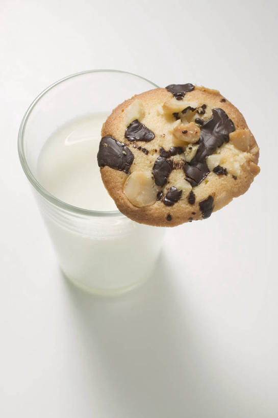 点心,牛奶,无人,竖图,俯视,室内,特写,白天,白色背景,餐桌,桌子,杯子,阴影,反射,影子,食品,糖,糖果,甜点,甜品,饮品,曲奇,一杯,营养,玻璃制品,食物,饮料,一个,水杯,饼干,甜食,零食,巧克力,摄影,影棚,单个,餐台,朱古力,乳制品,奶,牛乳,曲奇饼,曲奇饼干,巧克力曲奇,安神,玻璃杯,彩图,高角度拍摄,影棚拍摄,拍摄