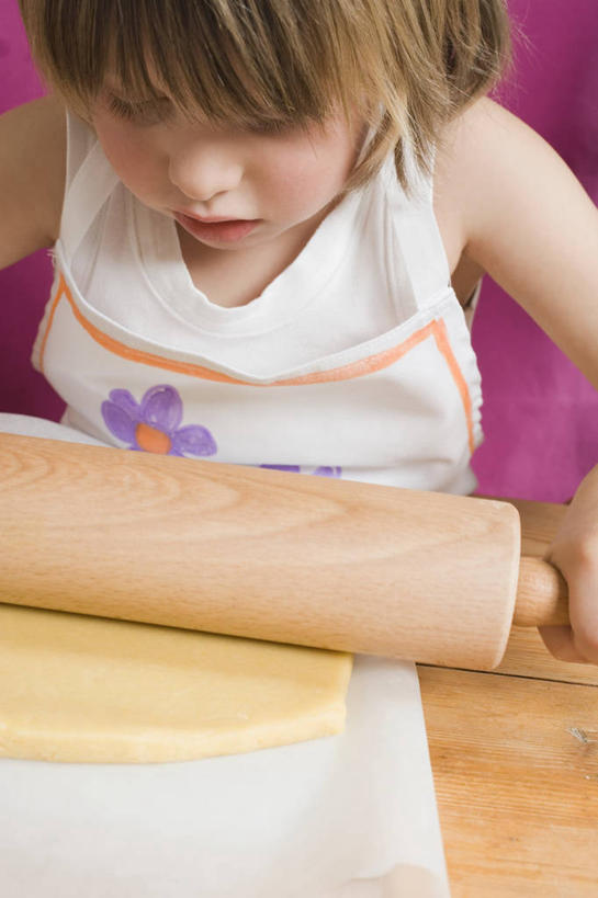 西方人,儿童,一个人,站,竖图,俯视,室内,白天,纯洁,餐桌,桌子,欧洲,欧洲人,仅一个女性,仅一个人,握,阴影,紫色背景,服装,反射,木制,粉末,擀面杖,棍子,围裙,影子,面粉,粮食,注视,休闲装,一个,小孩,衣服,木制品,低头,观察,看,站着,仅一个小孩,休闲,休闲服,粉,可爱,童年,童趣,握着,摄影,服饰,影棚,单个,餐台,观看,农产品,察看,关注,童真,烂漫,无邪,原材料,粉状,天真,女孩,女人,女性,白种人,孩子,站立,半身,彩图,高角度拍摄,影棚拍摄,拍摄,女生