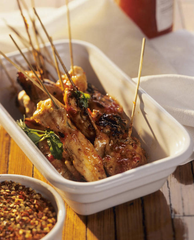 无人,竖图,俯视,室内,特写,白天,烹饪,西餐,餐桌,桌子,阴影,反射,影子,陶瓷,调味,鸡肉,肉,香料,佐料,料理,食品,陶瓷制品,菜肴,美食,肉类,食物,白色,容器,碗,西式,佳肴,餐台,储藏,配料,储存,肉食,作料,彩图,高角度拍摄,贮存