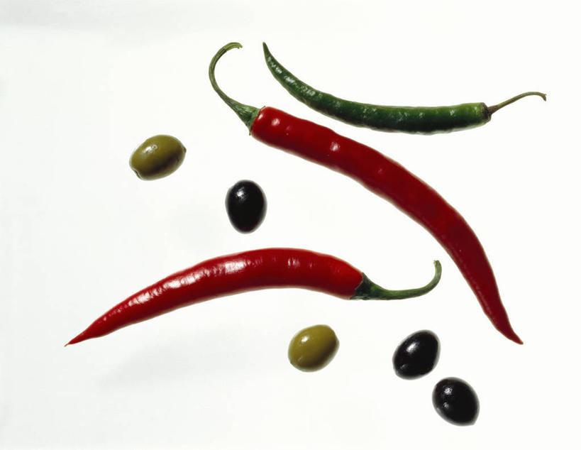 无人,横图,俯视,室内,特写,白天,白色背景,餐桌,桌子,橄榄,辣椒,蔬菜,水果,阴影,新鲜,反射,影子,生食,食品,果实,蔬果,食物,红色,绿色,摄影,有机食品,绿色食品,影棚,餐台,辣角,红海椒,大椒,辣虎,广椒,青果,白榄,辣子,红辣椒,海椒,番椒,彩图,高角度拍摄,影棚拍摄,拍摄