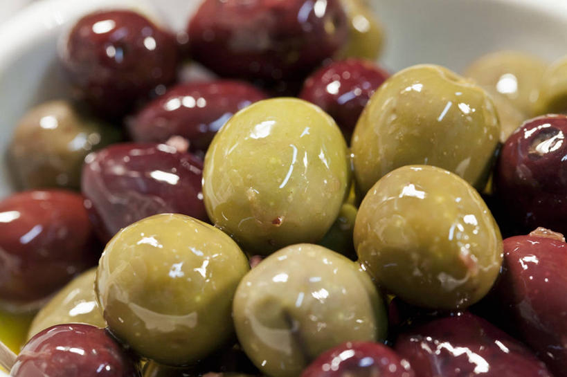 无人,横图,俯视,室内,特写,白天,餐桌,桌子,橄榄,水果,一堆,许多,阴影,堆叠,堆积,朦胧,模糊,新鲜,反射,影子,陶瓷,生食,食用油,油,橄榄油,食品,果实,陶瓷制品,食物,一个,白色,容器,碗,有机食品,绿色食品,单个,餐台,储藏,堆,储存,植物油,青果,白榄,彩图,高角度拍摄,贮存