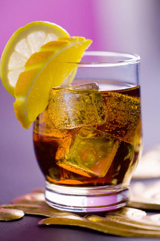 无人,竖图,俯视,室内,特写,白天,餐桌,桌子,柠檬,杯子,水果,阴影,朦胧,模糊,新鲜,反射,影子,冰,生食,冰块,食品,果实,饮品,一杯,冷冻,可乐,玻璃制品,食物,饮料,黄色,水杯,碳酸饮料,寒冷,有机食品,绿色食品,冷藏,餐台,冰冷,可口,保鲜,适口,玻璃杯,益母果,柠果,彩图,高角度拍摄