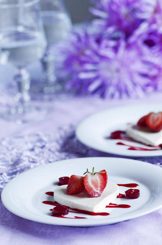 点心,无人,竖图,俯视,室内,特写,白天,下午茶,餐桌,桌子,草莓,浆果,杯子,餐具,水果,叶子,阴影,朦胧,模糊,新鲜,盛开,反射,碟子,盘,影子,生食,食品,果实,绿叶,花蕾,玻璃制品,花,花瓣,花朵,鲜花,食物,糕点,两个,红色,紫色,白色,盘子,水杯,碟,果酱,花苞,花蕊,嫩叶,有机食品,绿色食品,餐台,果子酱,叶,叶片,玻璃杯,洋莓,水果皇后,红莓,地莓,彩图,高角度拍摄,蛋糕