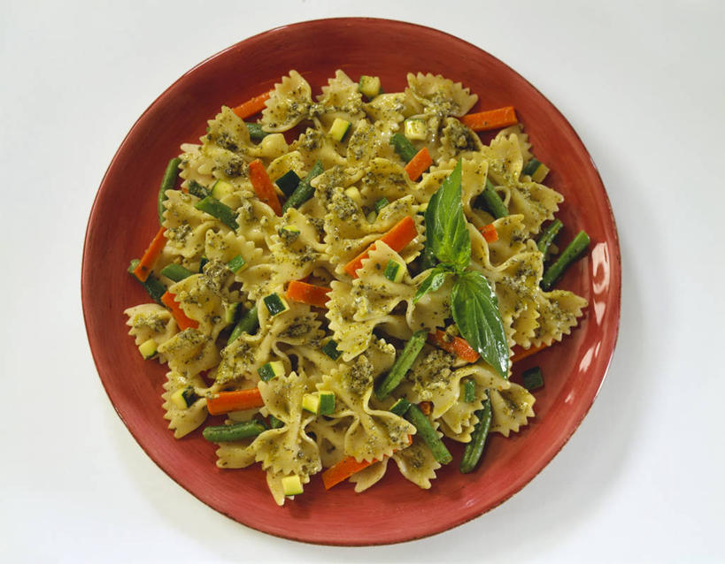 面食,面条,意大利面,无人,横图,俯视,室内,特写,白天,白色背景,西餐,餐桌,桌子,萝卜,胡萝卜,蔬菜,餐具,一堆,许多,阴影,堆叠,堆积,新鲜,反射,碟子,盘,影子,面,料理,食品,食物,一个,红色,盘子,碟,西式,摄影,有机食品,绿色食品,影棚,单个,餐台,堆,蝴蝶面,红萝卜,甘荀,彩图,高角度拍摄,影棚拍摄,拍摄