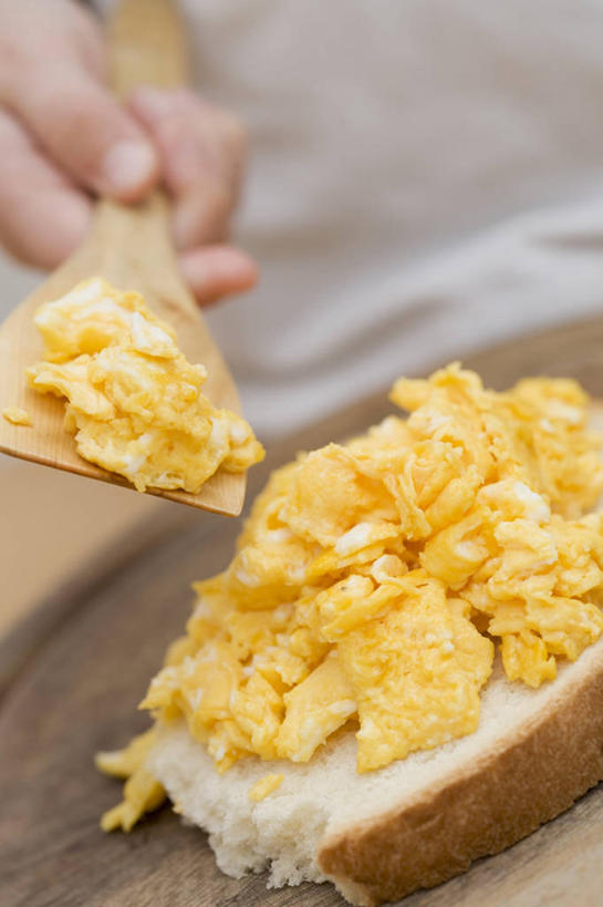 点心,面包,西方人,手,一个人,竖图,俯视,室内,特写,白天,餐桌,桌子,欧洲,欧洲人,仅一个男性,仅一个人,一堆,许多,握,阴影,堆叠,堆积,服装,朦胧,模糊,反射,木制,铲子,影子,蛋,鸡蛋,面点,休闲装,糕点,仅一个年轻男性,衣服,木制品,休闲,手部,休闲服,握着,服饰,餐台,堆,单手,卵,男人,男性,年轻男性,白种人,半身,彩图,高角度拍摄