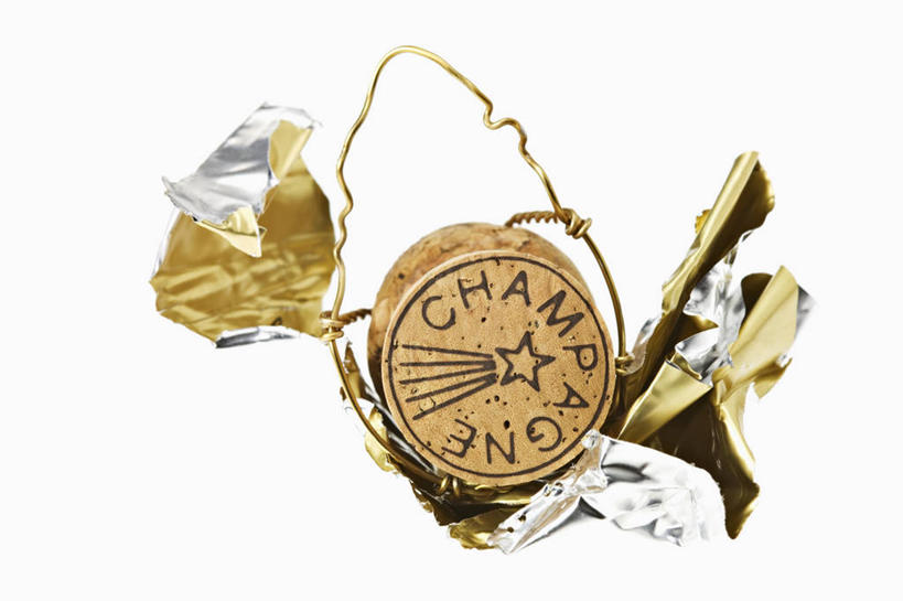 无人,横图,俯视,室内,特写,白天,白色背景,餐桌,桌子,静物,阴影,反射,英文,包装,包装纸,标志,铝箔纸,文字,锡箔纸,影子,纸,字符,字母,纸张,标识,一个,金色,瓶塞,摄影,影棚,单个,餐台,英文字母,包装材料,保存,密封,锡箔,铝箔,彩图,高角度拍摄,影棚拍摄,拍摄